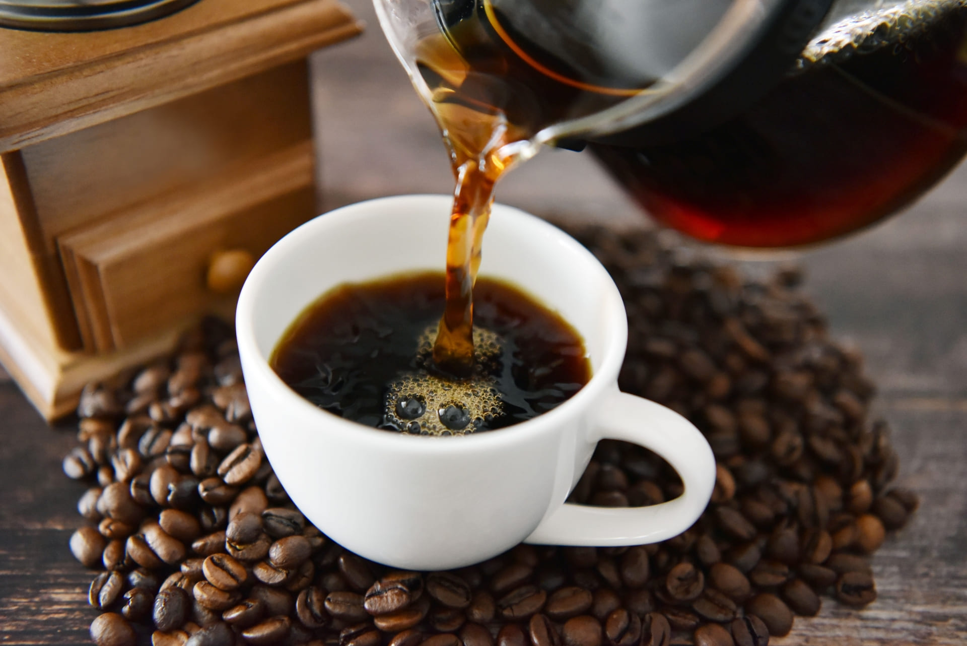 カップにコーヒーを注いでいる